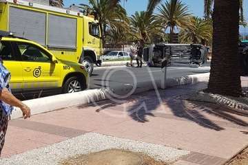 Aparatoso vuelco lateral de un vehículo en la Avenida del Cabildo de Telde/TA.